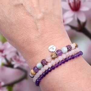 Armbandenset met groene angeliet, amethist, jaspis, rozenkwarts, paarse glitterkralen en twee bijpassende armbanden van rozenkwarts en amethist.