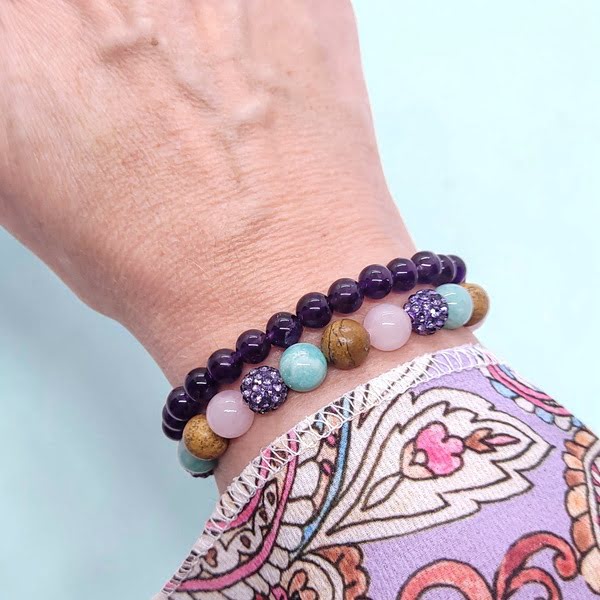 Armbandenset met een geknoopte armband van amazoniet, jaspis, rozenkwarts en rhinestone, gecombineerd met een armband van amethist.