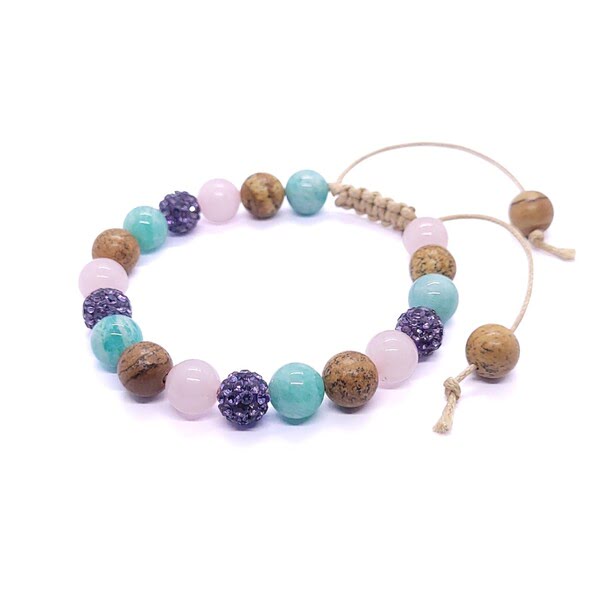 Een geknoopte armband van beige waxkoord en amazoniet, jaspis, rozenkwarts en paarse strass kralen